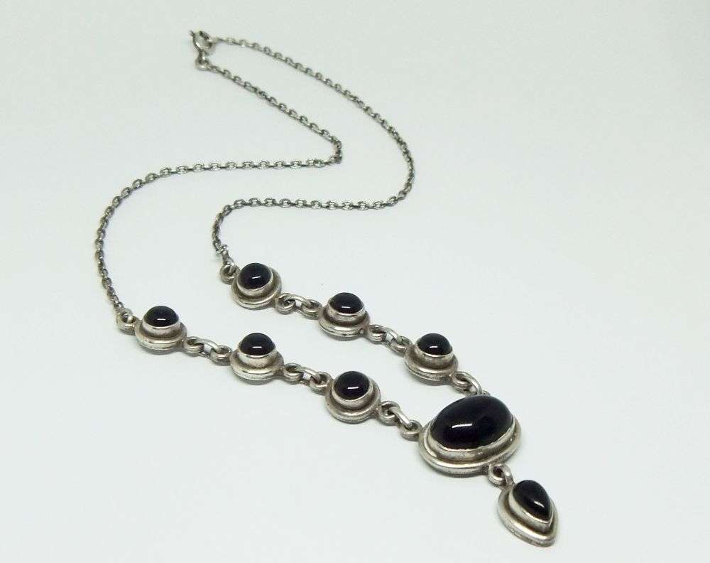 AN EXQUISITE STERLING SILVER NECKLACE SET WITH CABOCHON BLACK ONYX STONES IN EXCELLENT CONDITION
