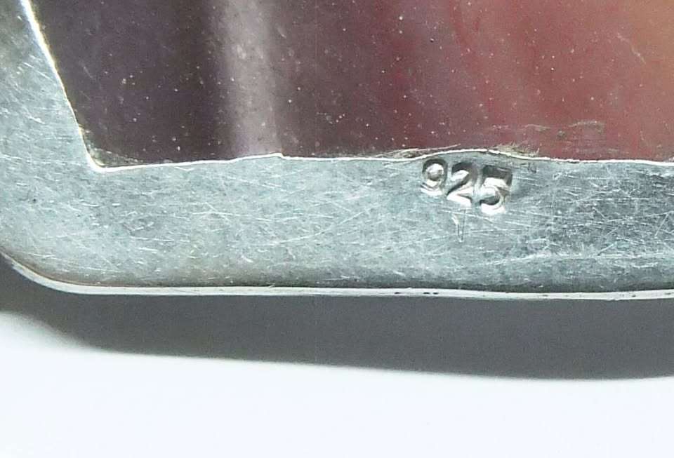 AN EXTRA LONG STERLING SILVER ROUND LINK NECKLACE & STERLING SILVER PENDANT SET WITH RED AGATE STONE