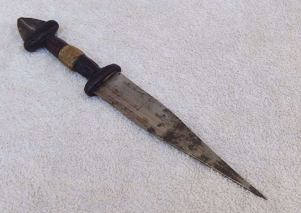 A RARE ANTIQUE DAGGER OF THE NORTH AFRICAN TUAREG TRIBE COVERED WITH GENUINE SNAKESKIN AND LEATHER