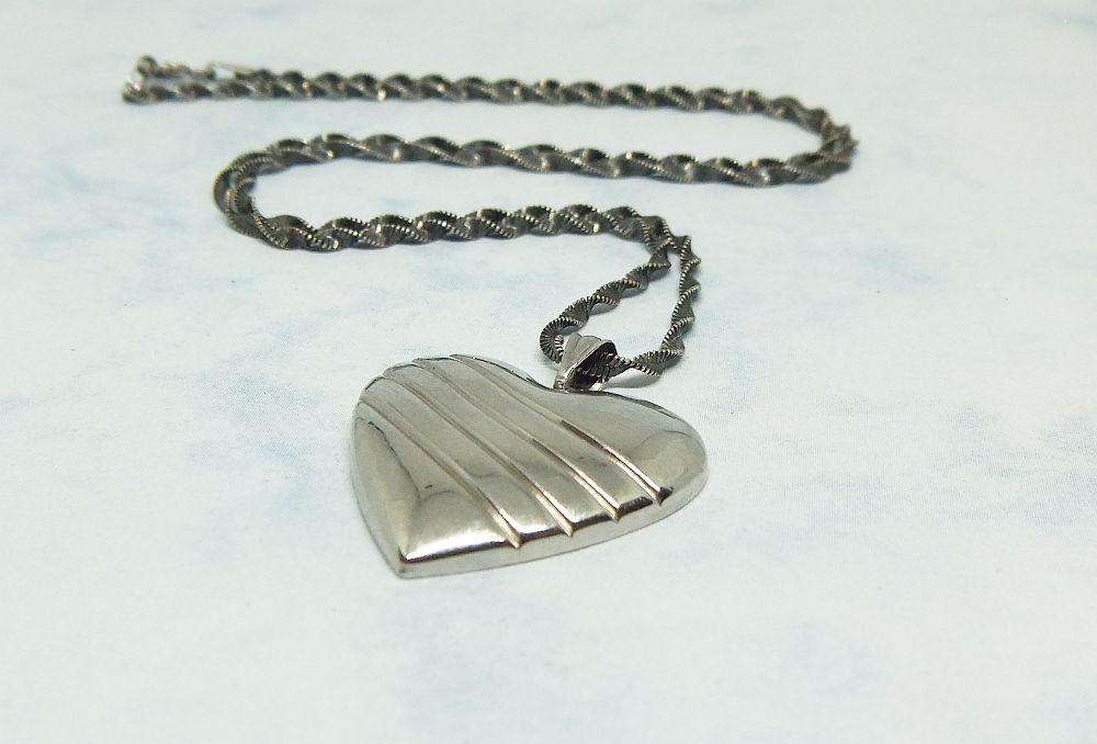 WOW !! A LOVELY TWIST LOOK STERLING SILVER NECKLACE WITH A LARGE STERLING SILVER HEART PENDANT !!
