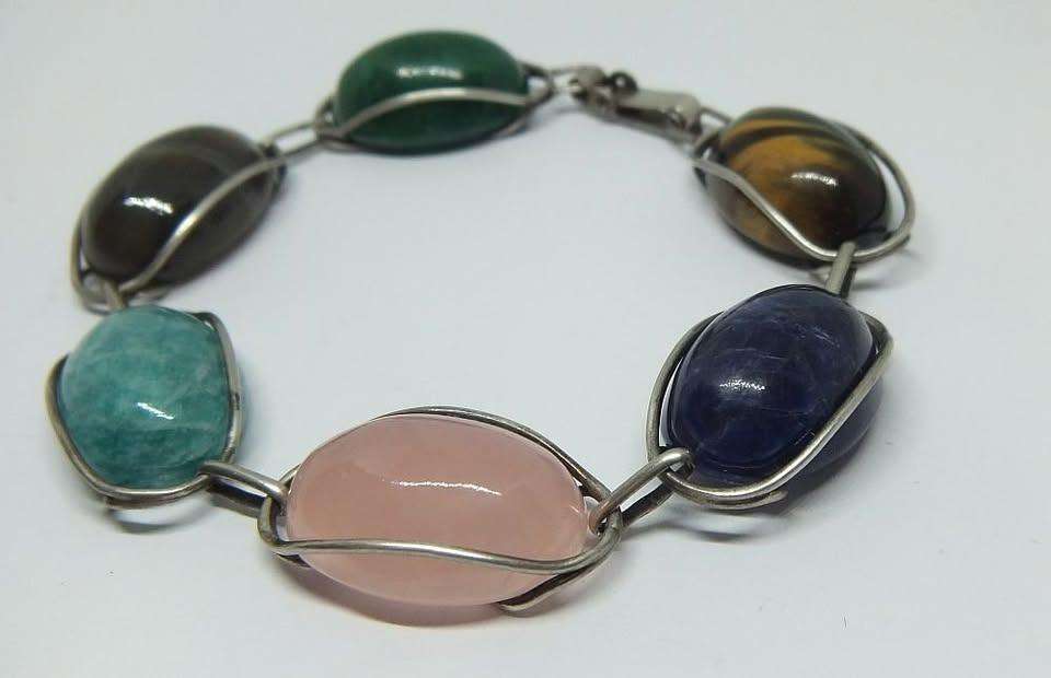 A GORGEOUS VINTAGE STERLING SILVER BRACELET SET WITH VARIOUS CABOCHON GEMSTONES IN GREAT CONDITION