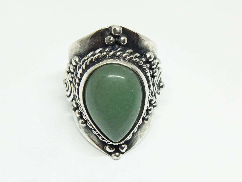 A SUPER HEAVY SOLID STERLING SILVER RING WITH A CABOCHON JADEITE STONE INSET PLUS GIFT BOX