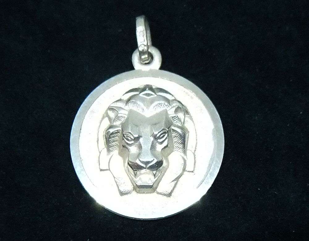 A VINTAGE SOLID STERLING SILVER "" LEO "" STAR SIGN PENDANT - ZODIAC 7