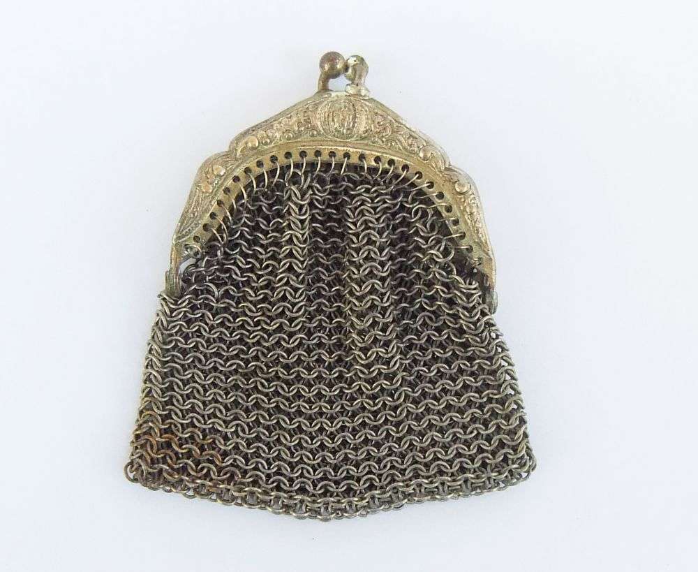SWEET FIND !! AN OLD AND CHARACTERFUL METAL MESH LADIES COIN PURSE WITH LOTS OF DETAIL !!