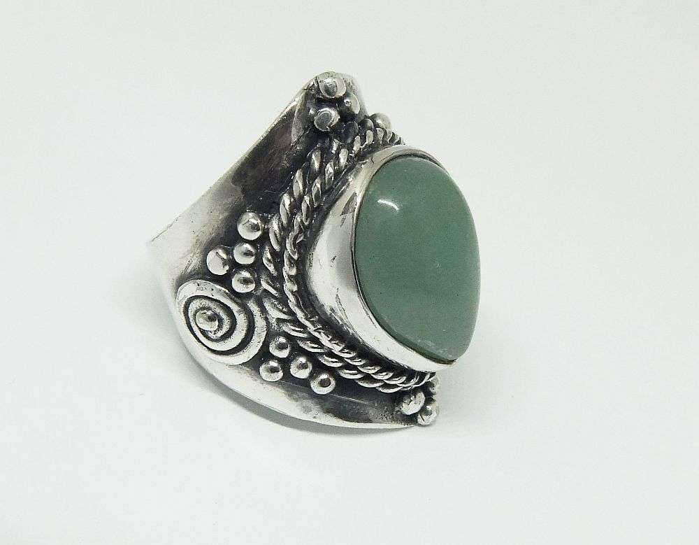 A SUPER HEAVY SOLID STERLING SILVER RING WITH A CABOCHON JADEITE STONE INSET PLUS GIFT BOX