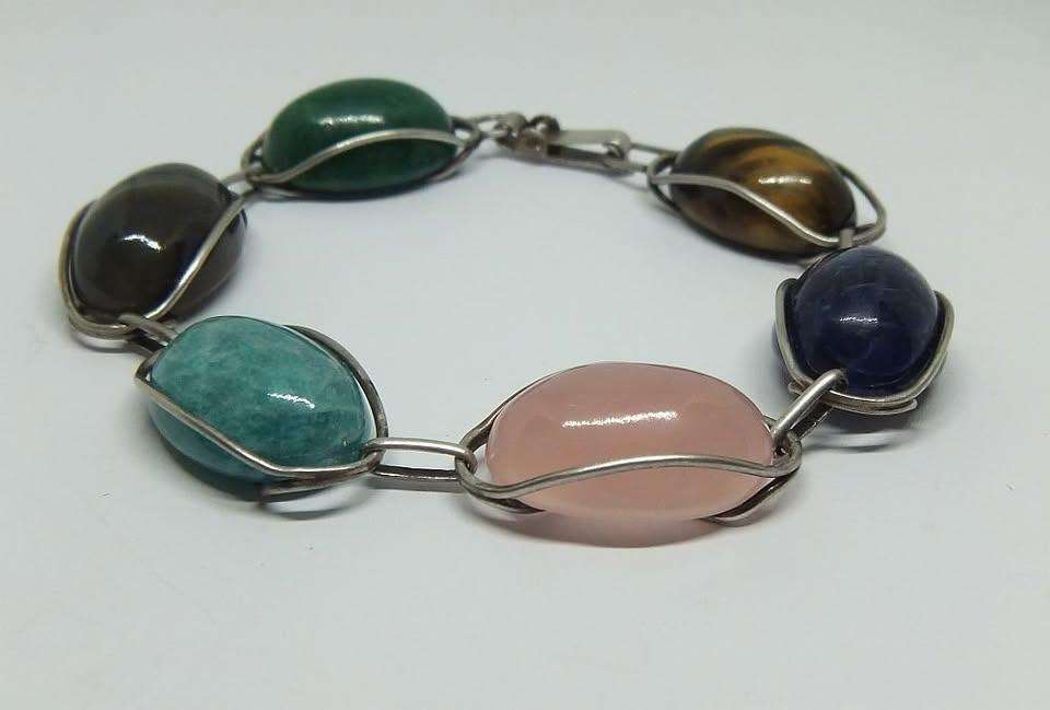 A GORGEOUS VINTAGE STERLING SILVER BRACELET SET WITH VARIOUS CABOCHON GEMSTONES IN GREAT CONDITION
