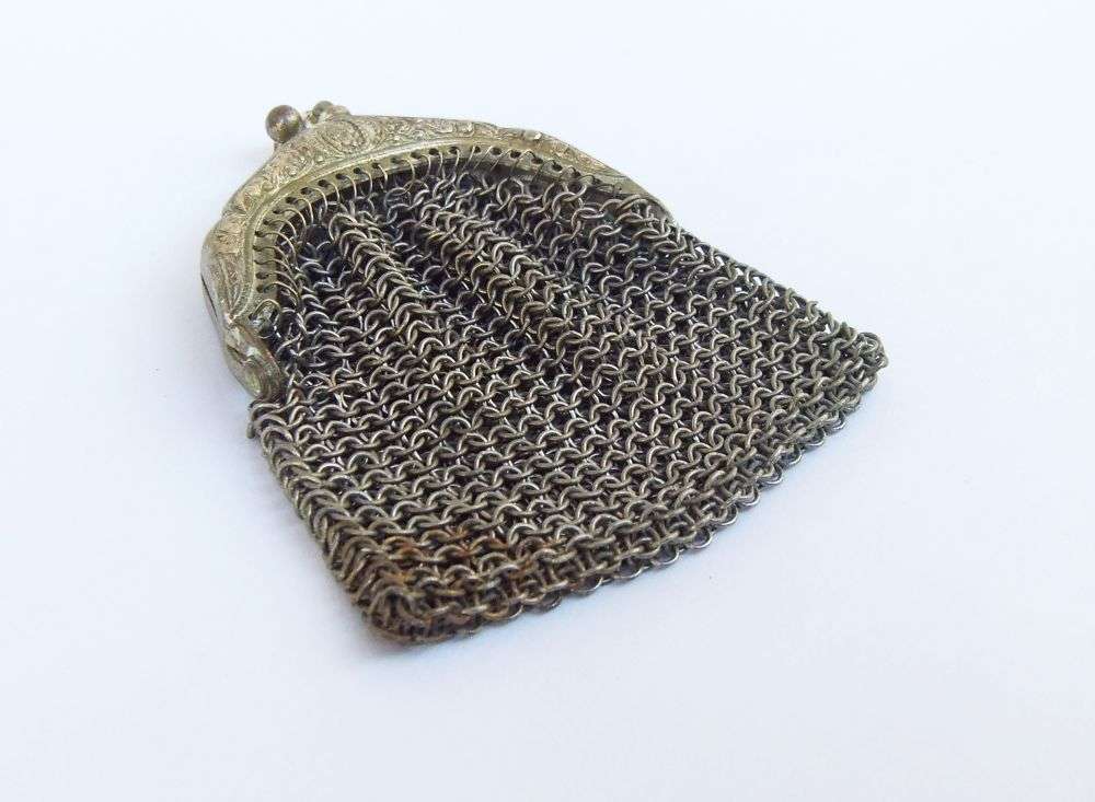 SWEET FIND !! AN OLD AND CHARACTERFUL METAL MESH LADIES COIN PURSE WITH LOTS OF DETAIL !!