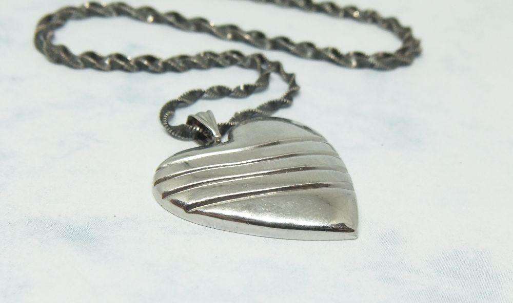 WOW !! A LOVELY TWIST LOOK STERLING SILVER NECKLACE WITH A LARGE STERLING SILVER HEART PENDANT !!
