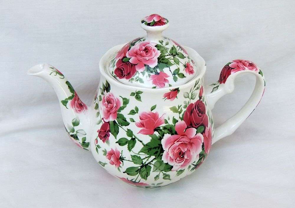 LOOK !! A GORGEOUS PORCELAIN TEA POT MADE FOR WILLIAM JAMES IN THE VICTORIAN ROSE PATTERN !! WOW !!