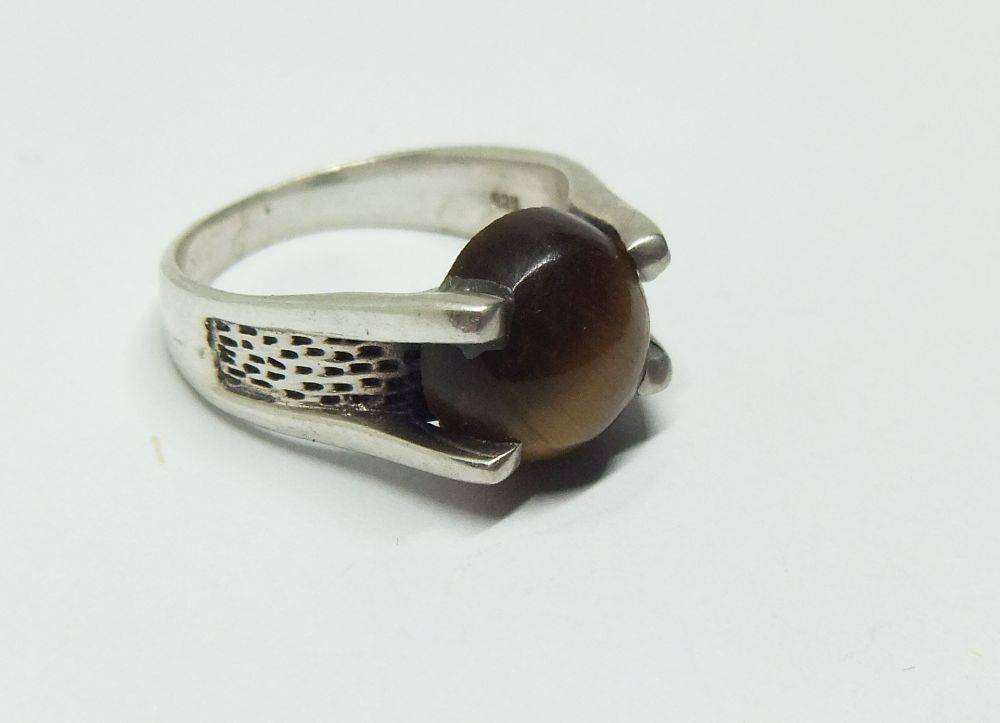 A superior quality vintage sterling silver ring set with a cabochon genuine Tigers eye stone