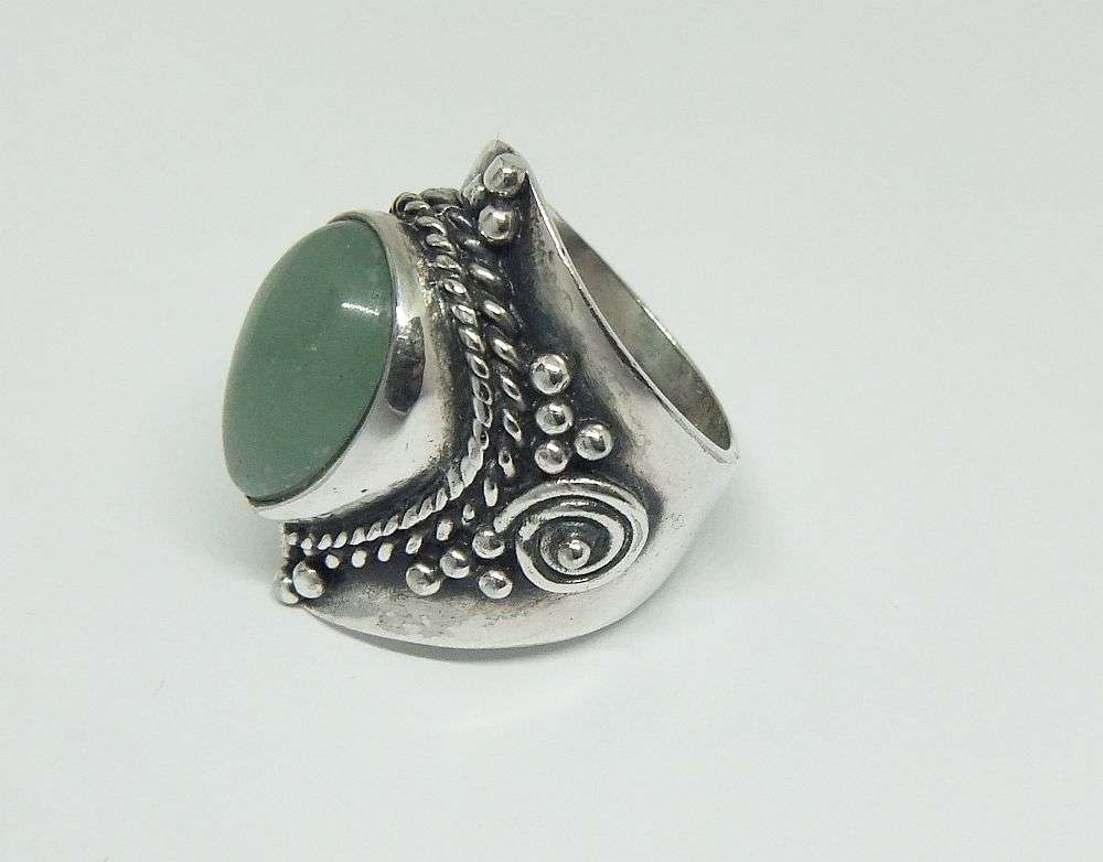 A SUPER HEAVY SOLID STERLING SILVER RING WITH A CABOCHON JADEITE STONE INSET PLUS GIFT BOX