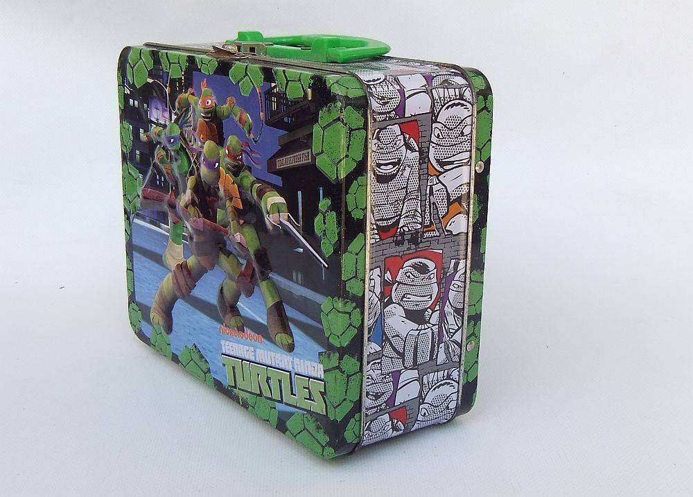 A very cool tin metal lunchbox depicting the Teenage Mutant Ninja Turtles in excellent condition