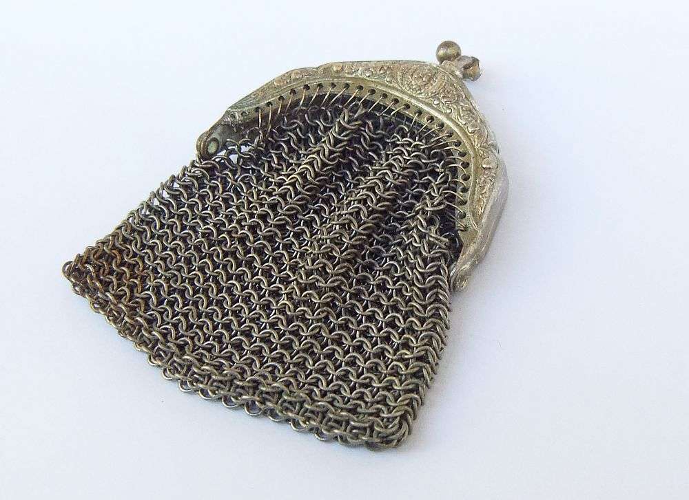 SWEET FIND !! AN OLD AND CHARACTERFUL METAL MESH LADIES COIN PURSE WITH LOTS OF DETAIL !!