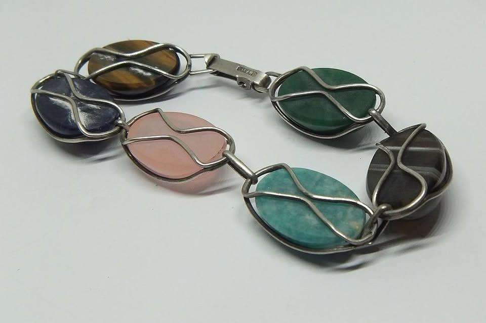 A GORGEOUS VINTAGE STERLING SILVER BRACELET SET WITH VARIOUS CABOCHON GEMSTONES IN GREAT CONDITION