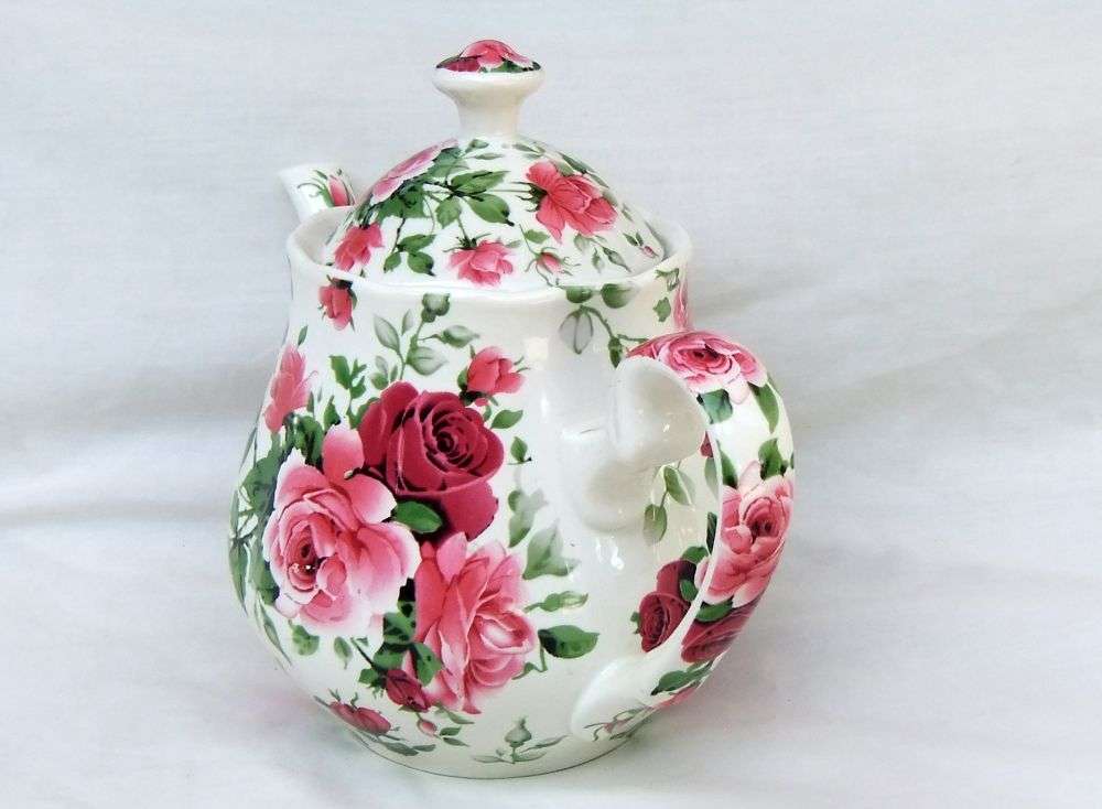 LOOK !! A GORGEOUS PORCELAIN TEA POT MADE FOR WILLIAM JAMES IN THE VICTORIAN ROSE PATTERN !! WOW !!