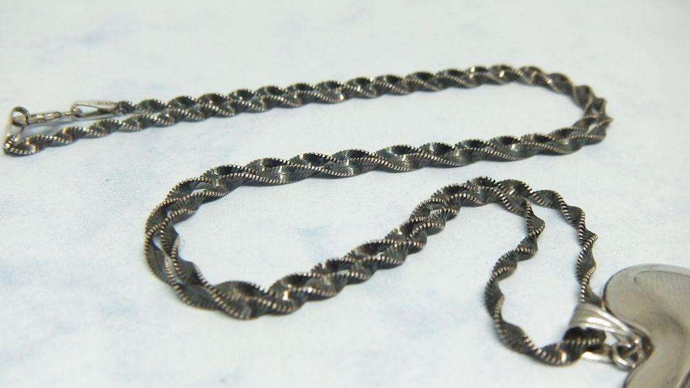 WOW !! A LOVELY TWIST LOOK STERLING SILVER NECKLACE WITH A LARGE STERLING SILVER HEART PENDANT !!