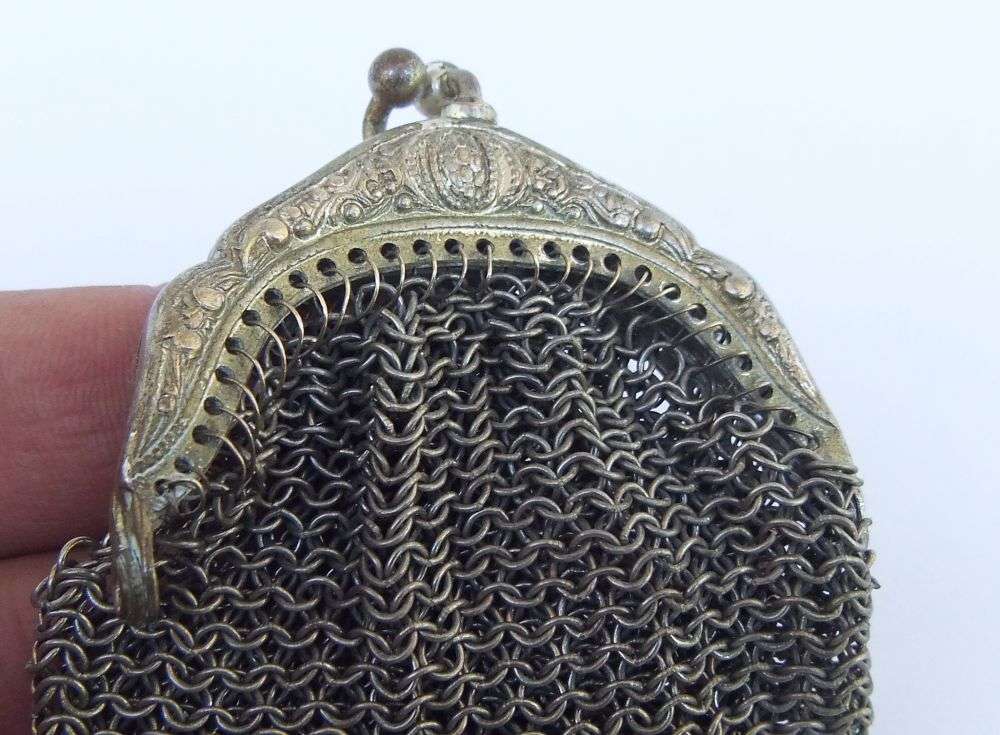 SWEET FIND !! AN OLD AND CHARACTERFUL METAL MESH LADIES COIN PURSE WITH LOTS OF DETAIL !!