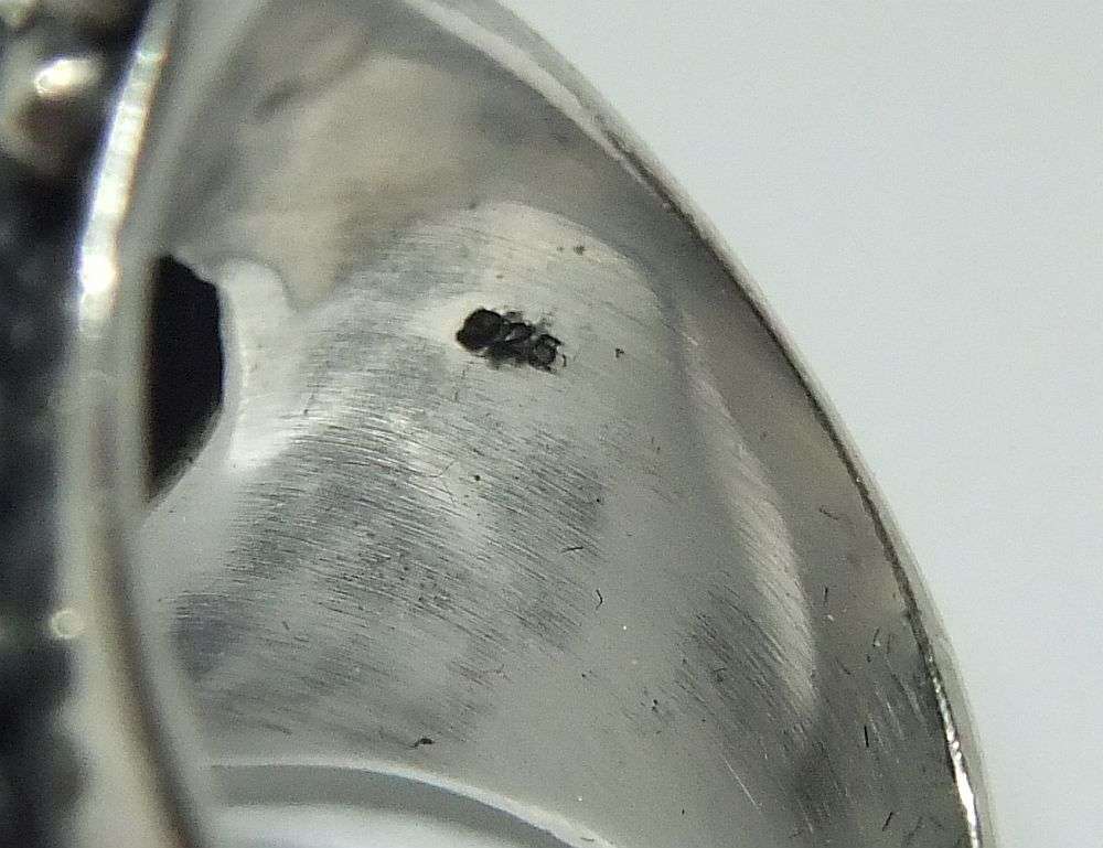 A SUPER HEAVY SOLID STERLING SILVER RING WITH A CABOCHON JADEITE STONE INSET PLUS GIFT BOX