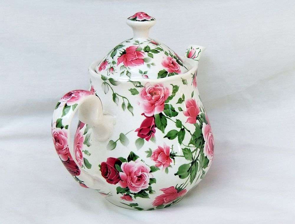 LOOK !! A GORGEOUS PORCELAIN TEA POT MADE FOR WILLIAM JAMES IN THE VICTORIAN ROSE PATTERN !! WOW !!