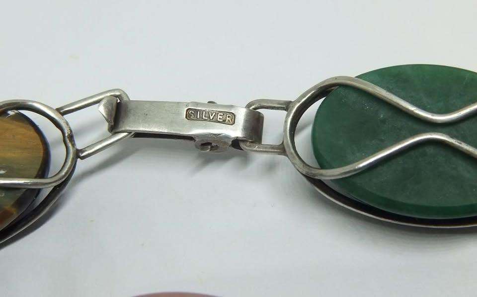 A GORGEOUS VINTAGE STERLING SILVER BRACELET SET WITH VARIOUS CABOCHON GEMSTONES IN GREAT CONDITION