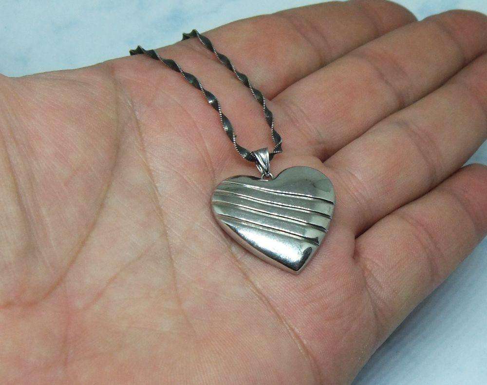 WOW !! A LOVELY TWIST LOOK STERLING SILVER NECKLACE WITH A LARGE STERLING SILVER HEART PENDANT !!