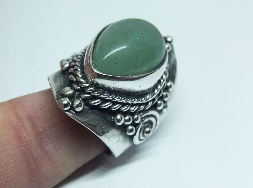 A SUPER HEAVY SOLID STERLING SILVER RING WITH A CABOCHON JADEITE STONE INSET PLUS GIFT BOX