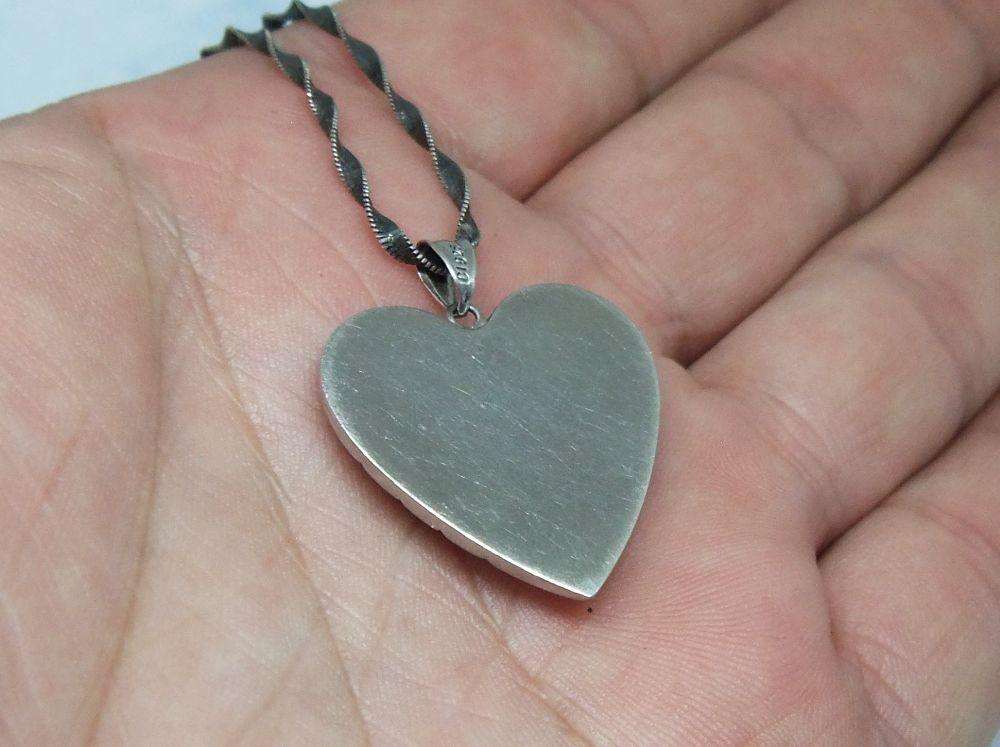 WOW !! A LOVELY TWIST LOOK STERLING SILVER NECKLACE WITH A LARGE STERLING SILVER HEART PENDANT !!