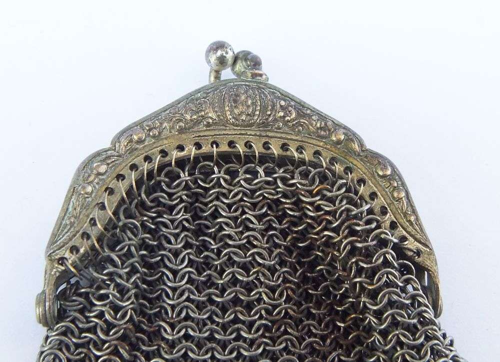 SWEET FIND !! AN OLD AND CHARACTERFUL METAL MESH LADIES COIN PURSE WITH LOTS OF DETAIL !!