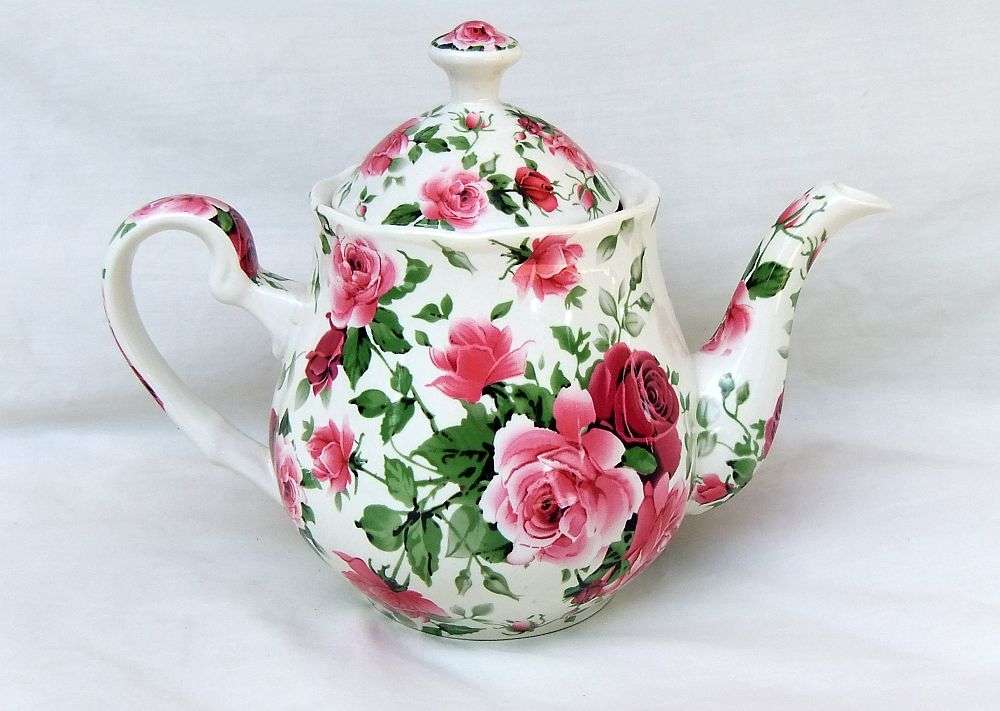 LOOK !! A GORGEOUS PORCELAIN TEA POT MADE FOR WILLIAM JAMES IN THE VICTORIAN ROSE PATTERN !! WOW !!