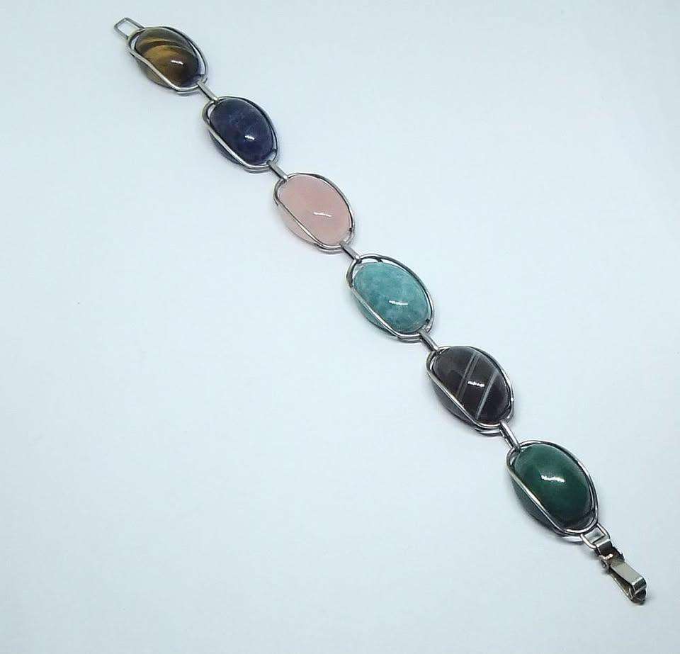 A GORGEOUS VINTAGE STERLING SILVER BRACELET SET WITH VARIOUS CABOCHON GEMSTONES IN GREAT CONDITION