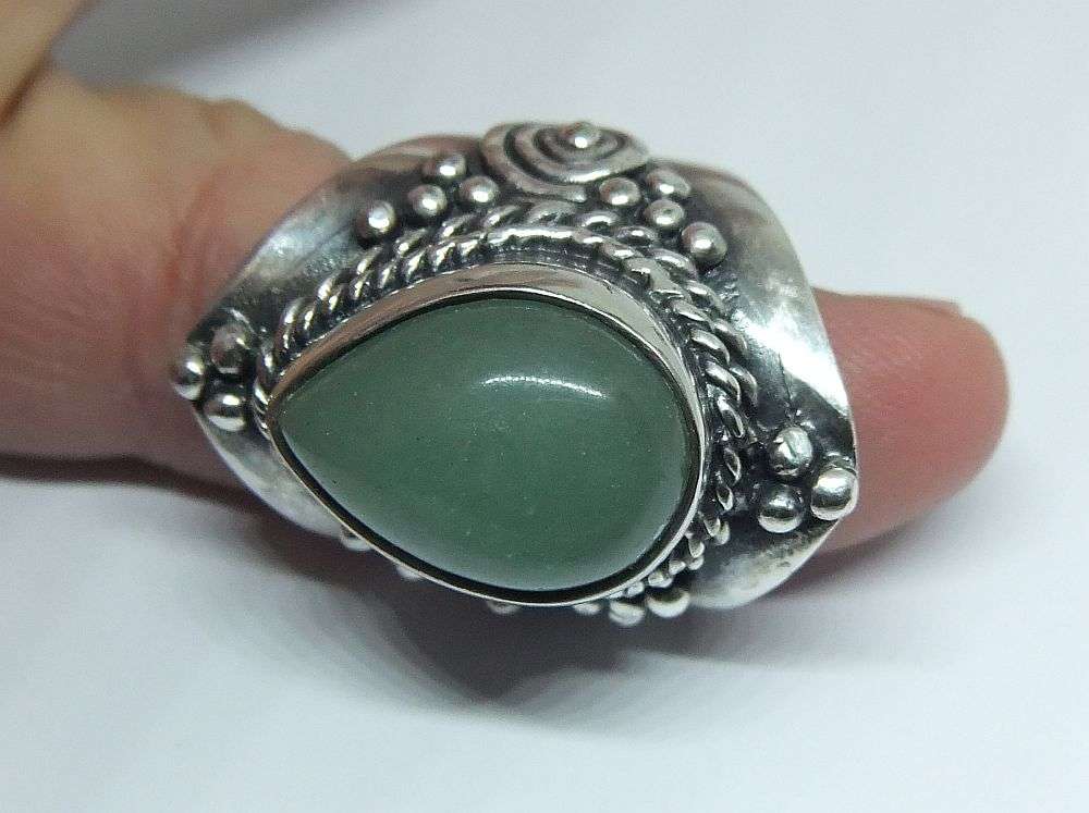 A SUPER HEAVY SOLID STERLING SILVER RING WITH A CABOCHON JADEITE STONE INSET PLUS GIFT BOX