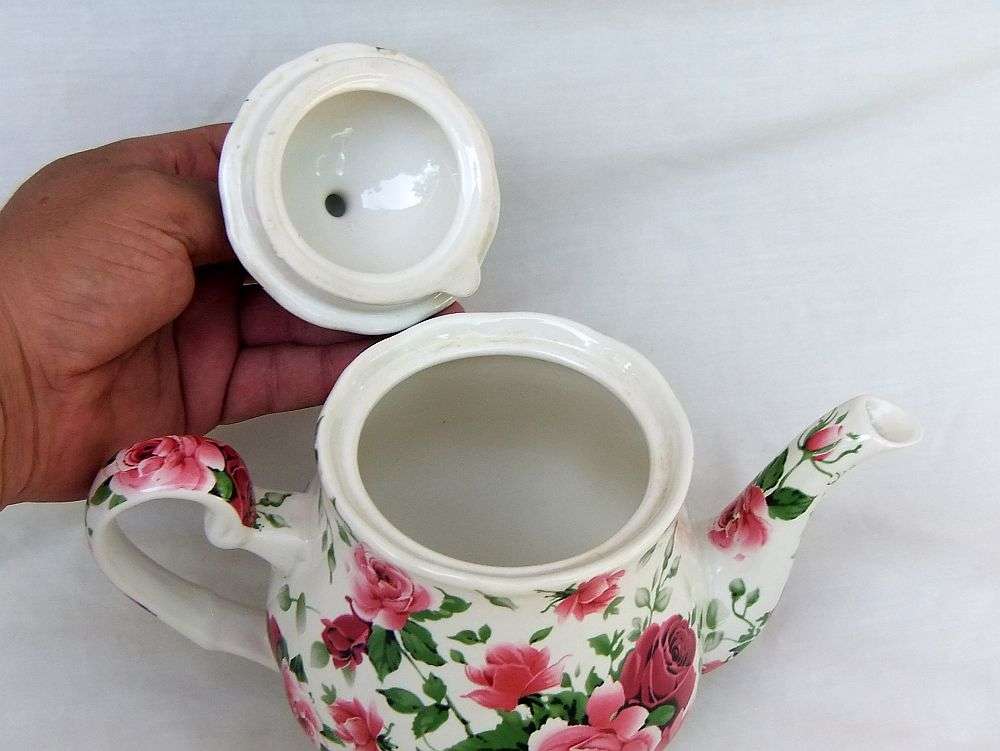 LOOK !! A GORGEOUS PORCELAIN TEA POT MADE FOR WILLIAM JAMES IN THE VICTORIAN ROSE PATTERN !! WOW !!