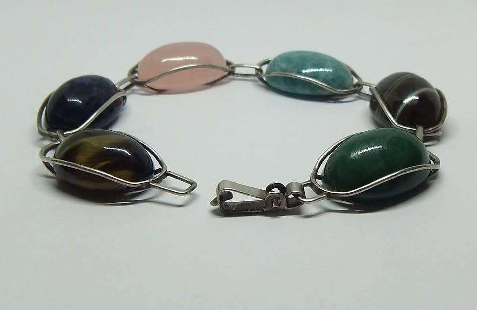 A GORGEOUS VINTAGE STERLING SILVER BRACELET SET WITH VARIOUS CABOCHON GEMSTONES IN GREAT CONDITION
