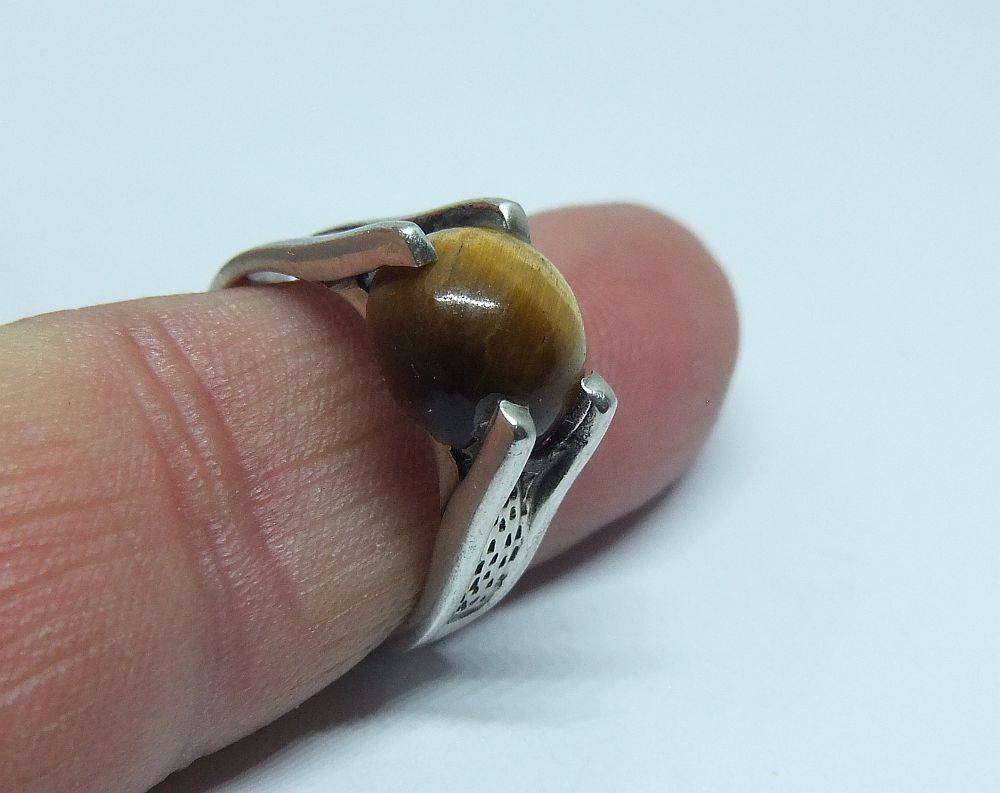 A superior quality vintage sterling silver ring set with a cabochon genuine Tigers eye stone