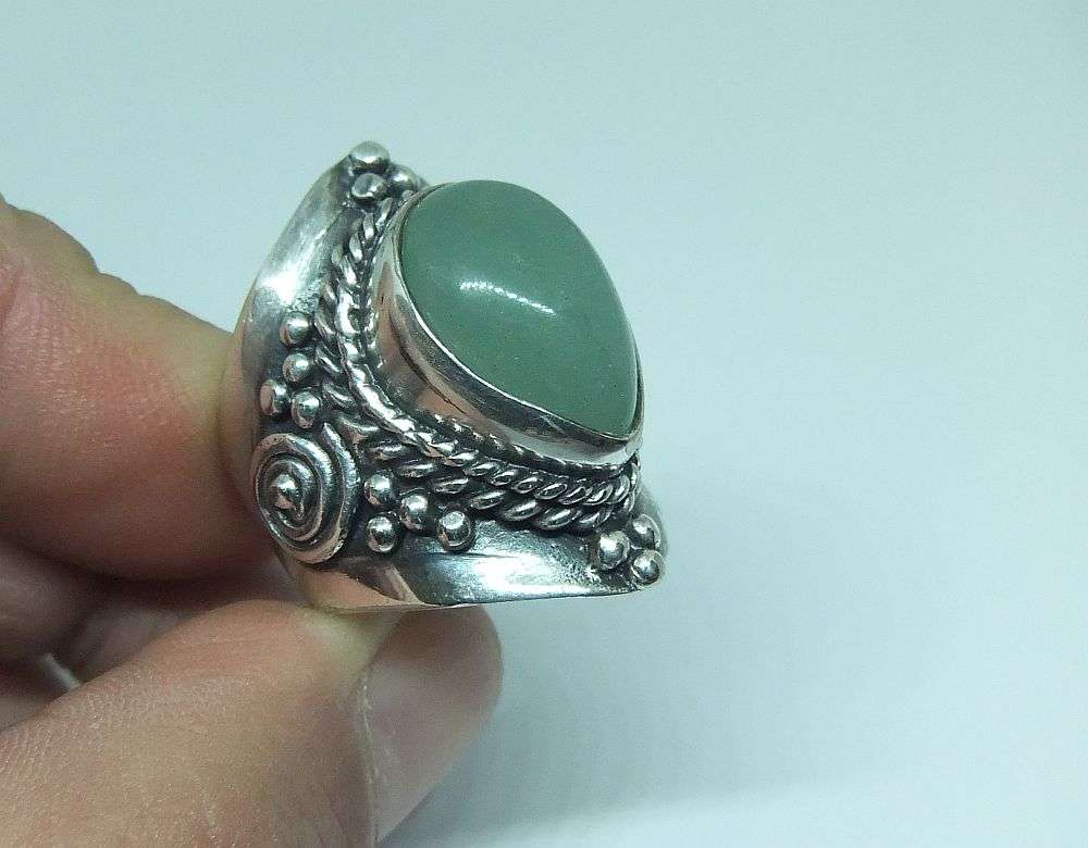 A SUPER HEAVY SOLID STERLING SILVER RING WITH A CABOCHON JADEITE STONE INSET PLUS GIFT BOX