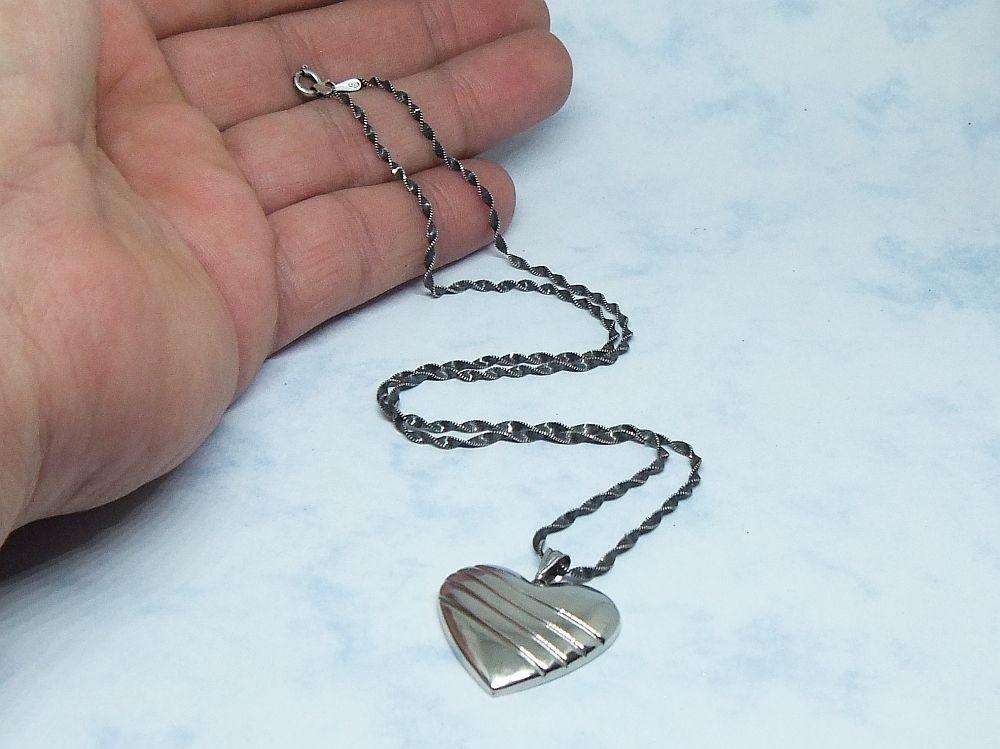 WOW !! A LOVELY TWIST LOOK STERLING SILVER NECKLACE WITH A LARGE STERLING SILVER HEART PENDANT !!