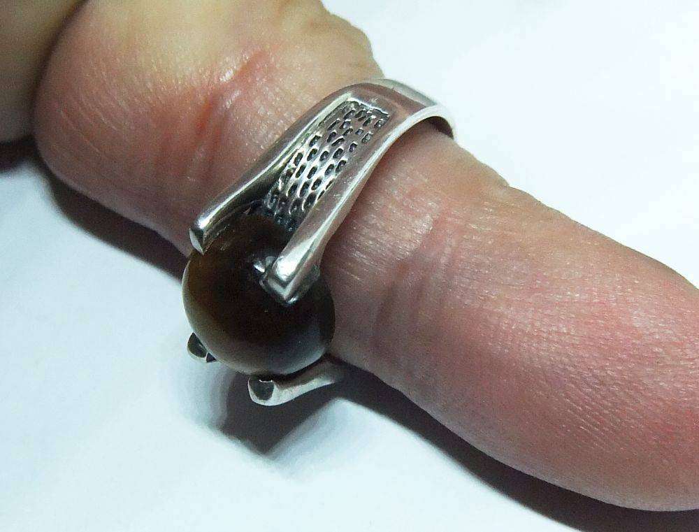 A superior quality vintage sterling silver ring set with a cabochon genuine Tigers eye stone