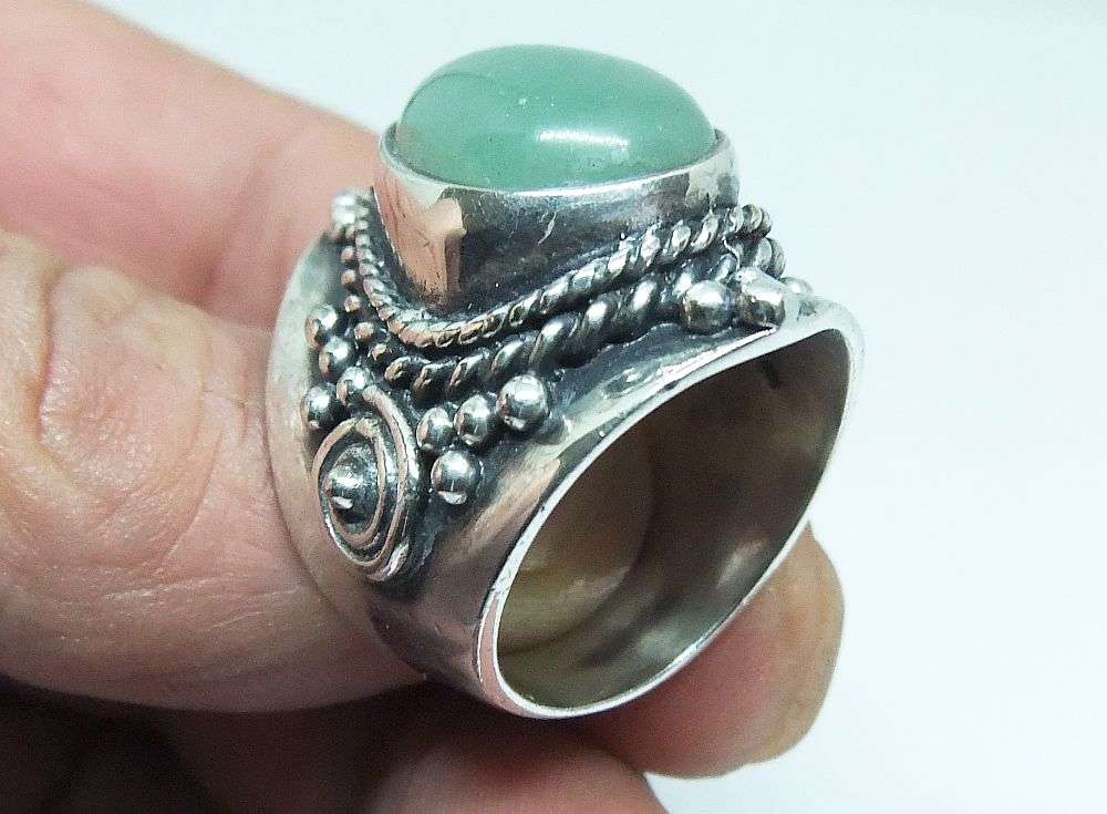 A SUPER HEAVY SOLID STERLING SILVER RING WITH A CABOCHON JADEITE STONE INSET PLUS GIFT BOX