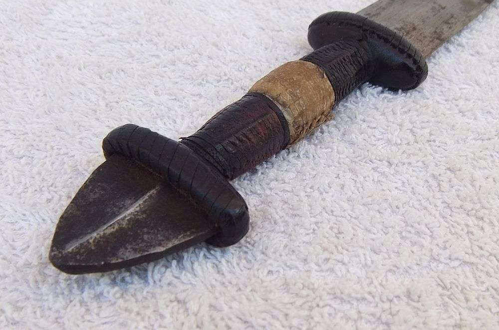 A RARE ANTIQUE DAGGER OF THE NORTH AFRICAN TUAREG TRIBE COVERED WITH GENUINE SNAKESKIN AND LEATHER