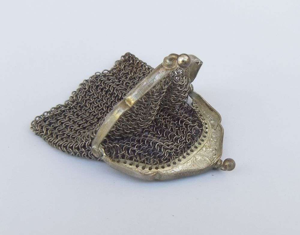 SWEET FIND !! AN OLD AND CHARACTERFUL METAL MESH LADIES COIN PURSE WITH LOTS OF DETAIL !!