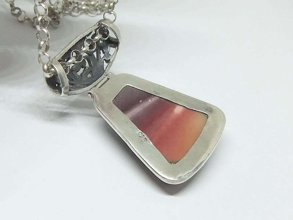 AN EXTRA LONG STERLING SILVER ROUND LINK NECKLACE & STERLING SILVER PENDANT SET WITH RED AGATE STONE