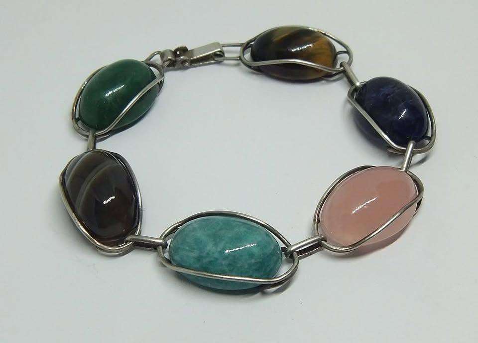 A GORGEOUS VINTAGE STERLING SILVER BRACELET SET WITH VARIOUS CABOCHON GEMSTONES IN GREAT CONDITION