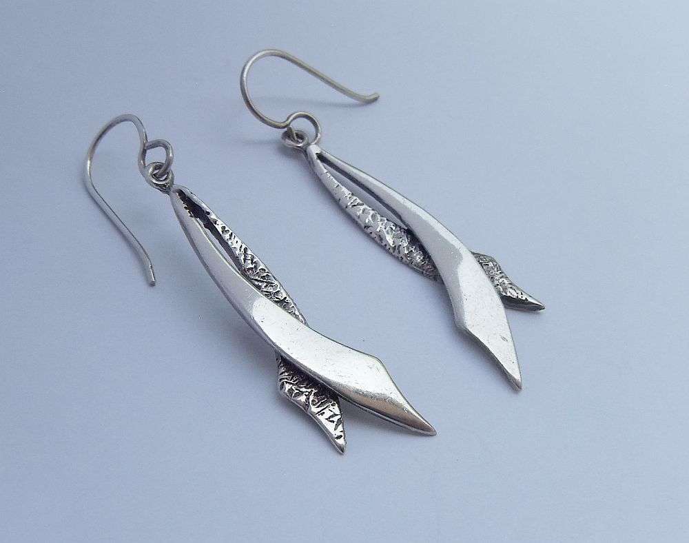 MUST HAVE !! AN ELEGANT PAIR OF SOLID STERLING SILVER EARRINGS IN GREAT CONDITION !! FREE COMBINING