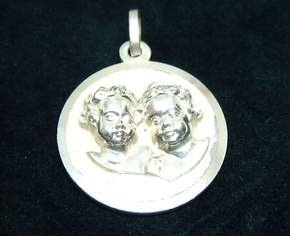 A VINTAGE SOLID STERLING SILVER "" GEMINI "" STAR SIGN PENDANT - ZODIAC 17