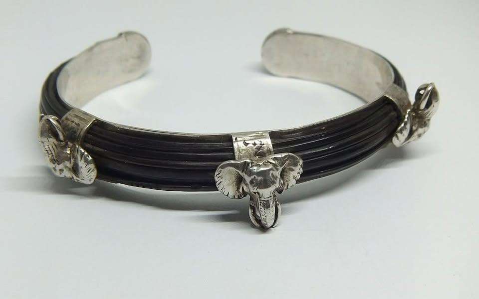 AN AWESOME HIGH VALUE STERLING SILVER CUFF BANGLE WITH GENUINE ELEPHANT HAIR AND GREAT DETAIL