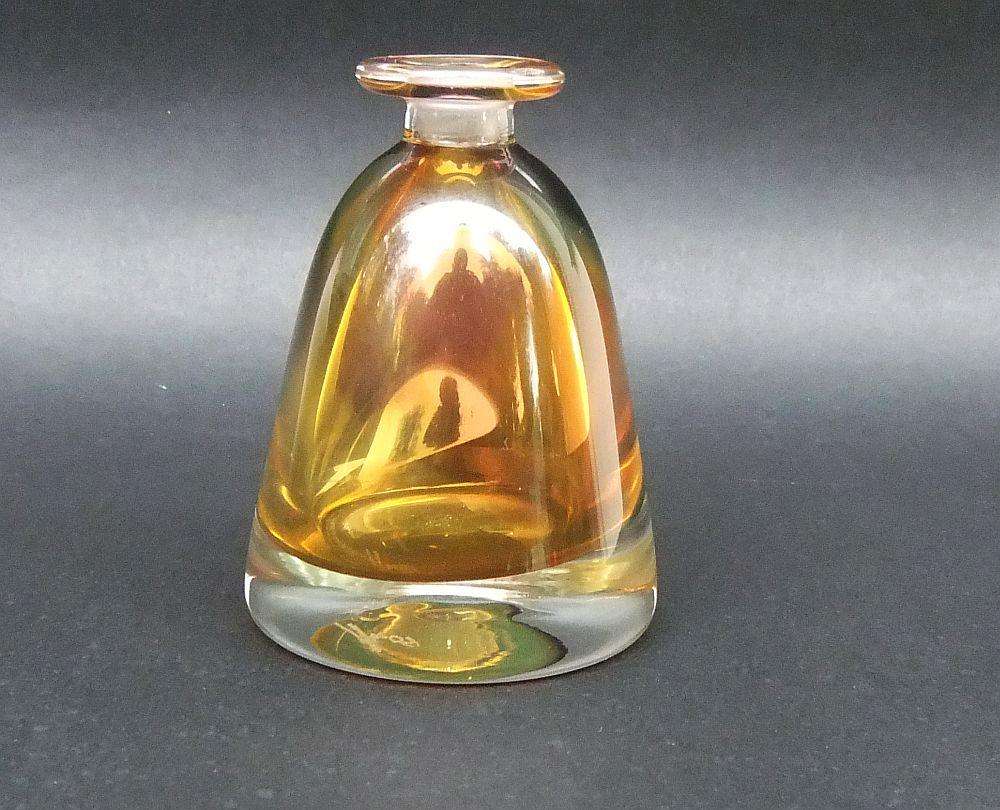 A BEAUTIFUL HEAVY FOR SIZE HAND BLOWN AND SIGNED GLASS POSY VASE IN GREAT CONDITION