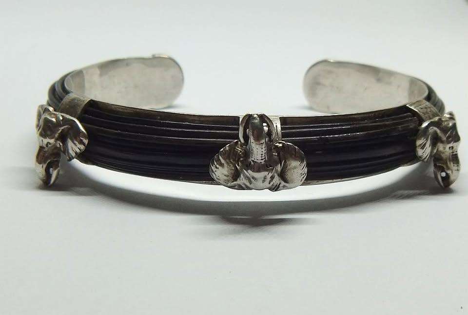 AN AWESOME HIGH VALUE STERLING SILVER CUFF BANGLE WITH GENUINE ELEPHANT HAIR AND GREAT DETAIL