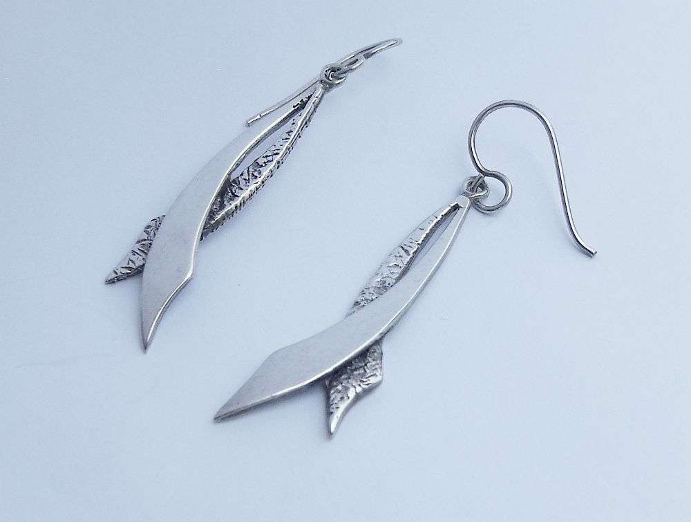MUST HAVE !! AN ELEGANT PAIR OF SOLID STERLING SILVER EARRINGS IN GREAT CONDITION !! FREE COMBINING