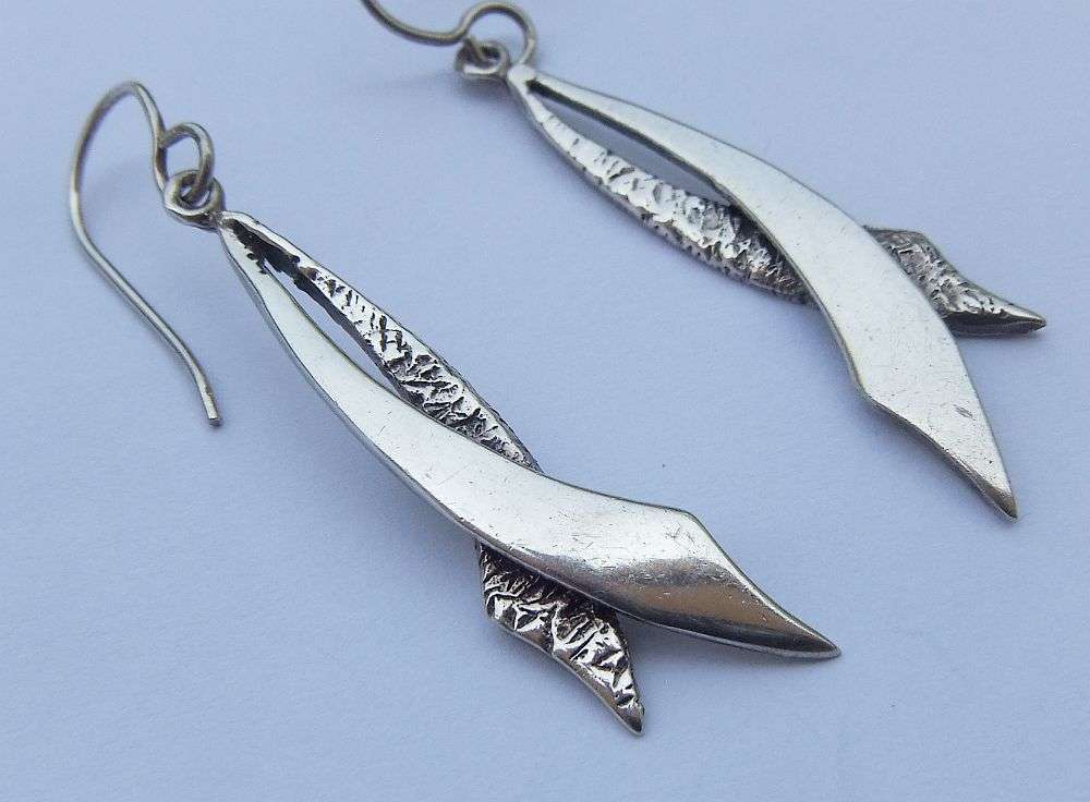 MUST HAVE !! AN ELEGANT PAIR OF SOLID STERLING SILVER EARRINGS IN GREAT CONDITION !! FREE COMBINING