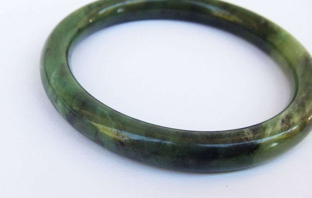 WOW !! A VINTAGE BURMESE NATURAL JADEITE BANGLE IN EXCELLENT CONDITION ( VALUE $199.99) !!